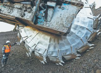 Россияне теряют в зарплатах и выбирают наличные