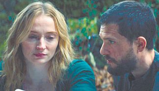 Софи Тернер и Кит Харингтон спасаются от проклятого рыцаря