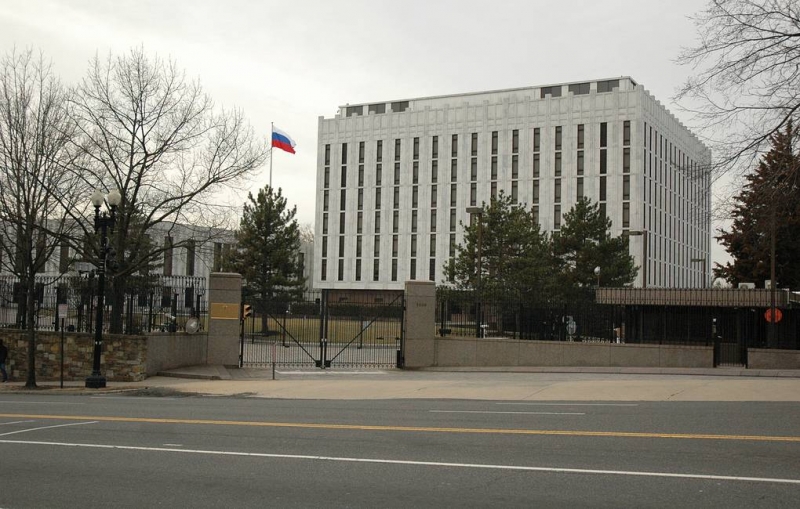 Белорусы, казахстанцы и украинцы просят посольство России помочь с выездом из США

