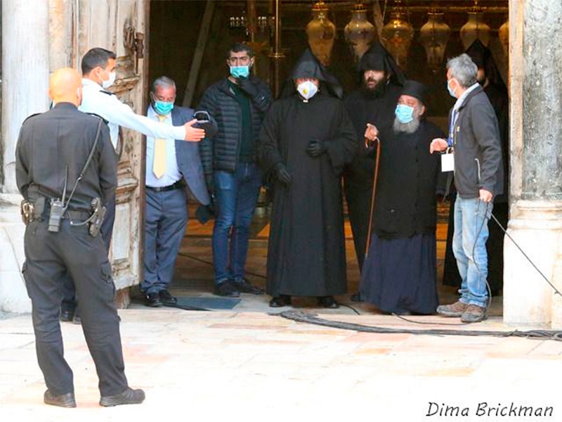 Церемония освящения благодатного огня в Иерусалиме впервые за 10 веков прошла без паломников (ВИДЕО)