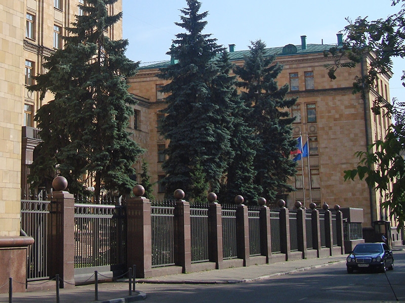 Чехия усилит меры безопасности для своих дипломатов в России из-за акций протеста против сноса памятника маршалу Коневу