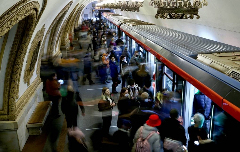 Человек погиб на станции московского метро "Сходненская", пытаясь спасти пассажира на пути

