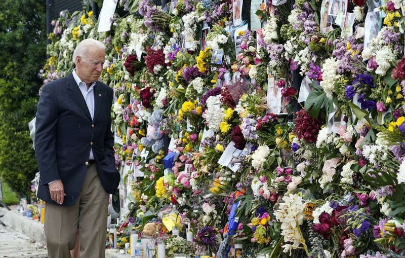 CNN: во Флориде семьи части пропавших при обрушении дома отказались от встречи с Байденом