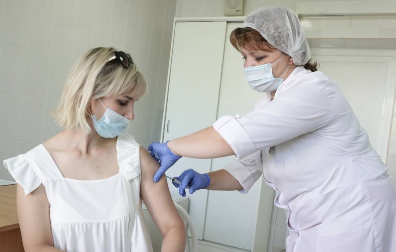 Эксперт рассказала, почему нельзя мочить место прививки от коронавируса

