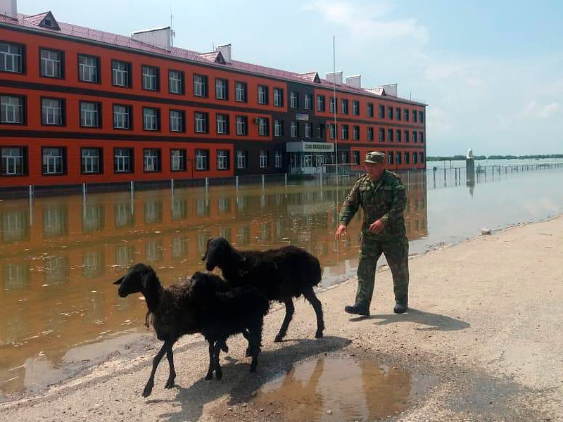 Из-за прорыва дамбы водохранилища, построенного с огромными хищениями, в Узбекистане и Казахстане эвакуированы десятки тысяч жителей (ВИДЕО, ФОТО)