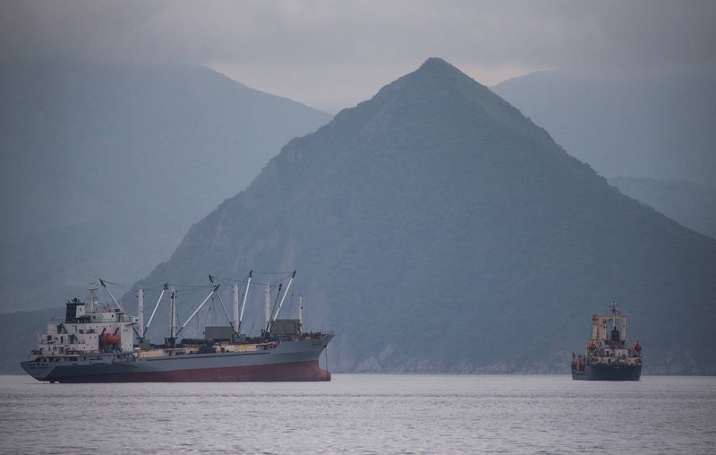 Контейнеровоз переломился у берегов Находки