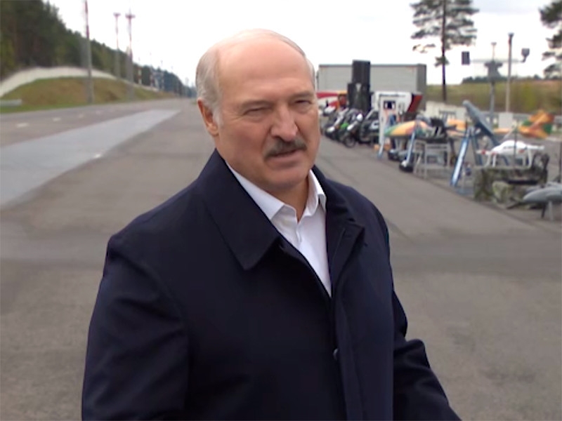 Лукашенко призвал мужчин не целовать женщин и "остаться в семье" на период пандемии