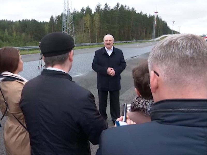 Лукашенко призвал мужчин не целовать женщин и "остаться в семье" на период пандемии