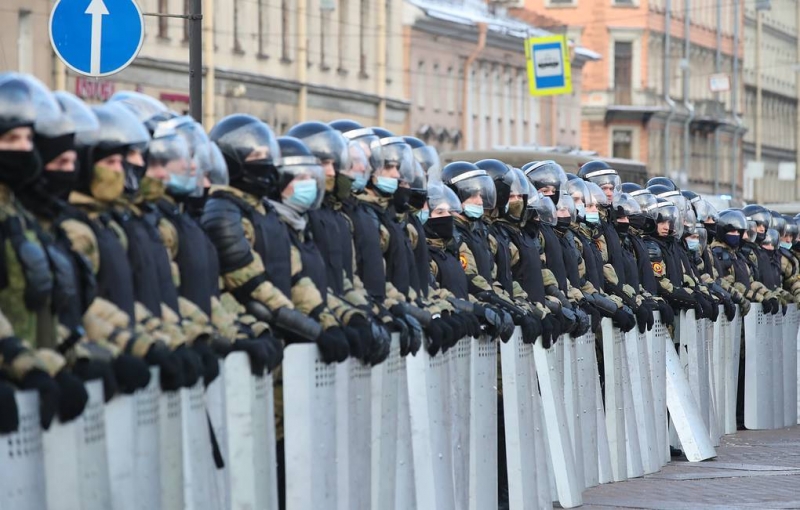 Мать девочки, пришедшей на митинг в Петербурге, могут ограничить в правах