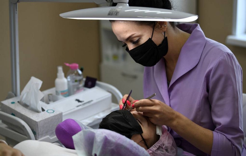 Открытие предприятий и салонов красоты. В регионах смягчают ограничения из-за коронавируса

