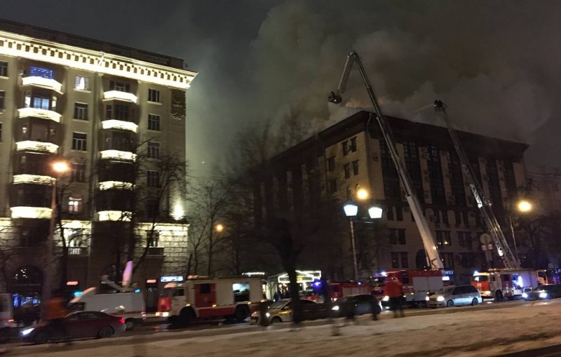 Площадь пожара в здании Мосгоргеотреста на севере Москвы выросла в три раза

