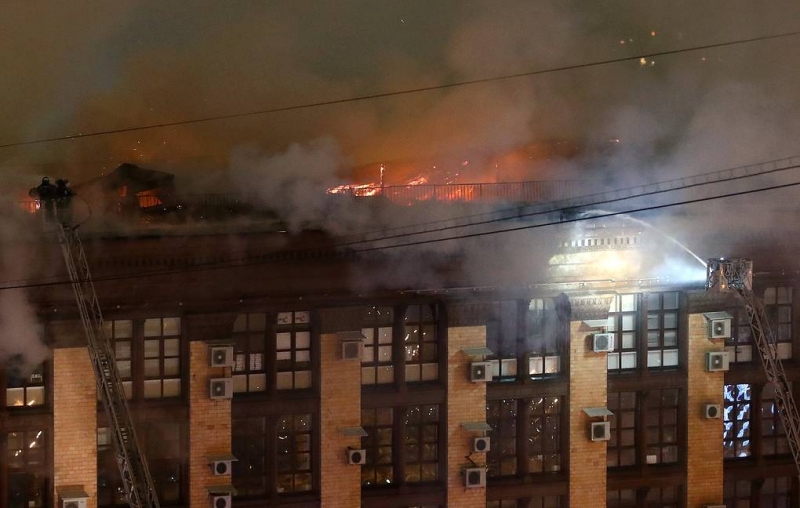 Пожар в здании Мосгоргеотреста на севере Москвы потушили