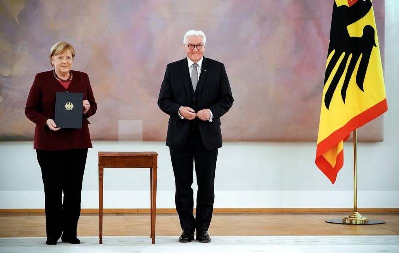 Президент ФРГ вручил Меркель и ее министрам официальные увольнительные грамоты

