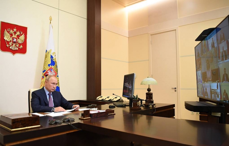 Путин: ситуация с COVID может "качнуться в любую сторону"