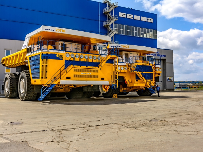 Работники БелАЗа потребовали от руководства не снабжать силовиков своей продукцией  (ФОТО, ВИДЕО)