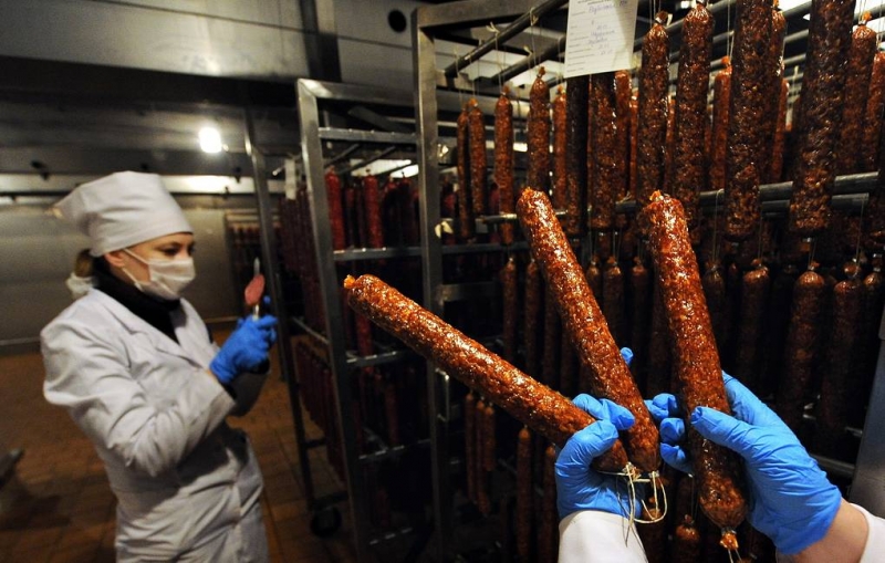 Роскачество снова обнаружило в сервелате следы антибиотиков