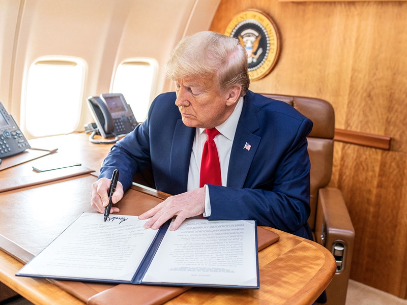 Трамп перечислил зарплату за первый квартал на разработку лекарств от коронавируса