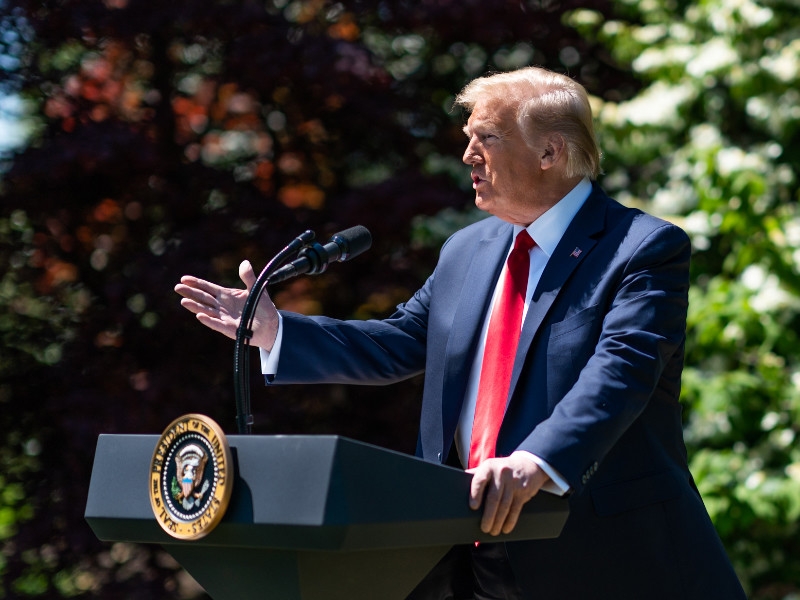 Трамп подписал временный запрет на въезд иммигрантов, "угрожающих" американскому рынку труда