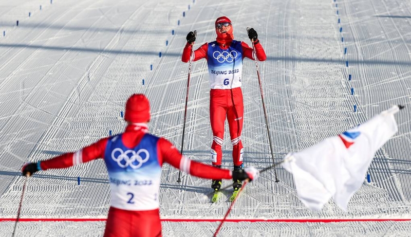 Упал, встал и победил.
Лыжник Большунов выиграл олимпийское золото в скиатлоне