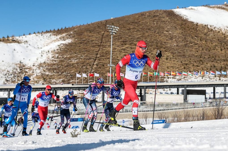 Упал, встал и победил.
Лыжник Большунов выиграл олимпийское золото в скиатлоне