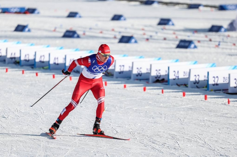 Упал, встал и победил.
Лыжник Большунов выиграл олимпийское золото в скиатлоне