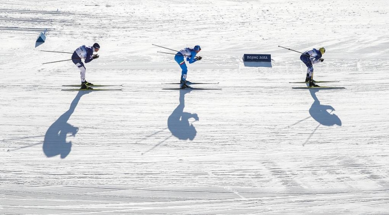 Упал, встал и победил.
Лыжник Большунов выиграл олимпийское золото в скиатлоне