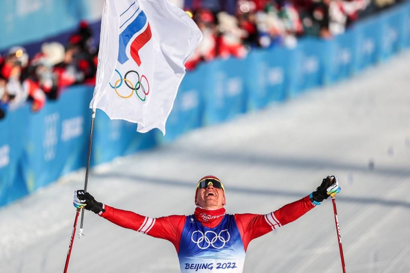 Упал, встал и победил.
Лыжник Большунов выиграл олимпийское золото в скиатлоне
