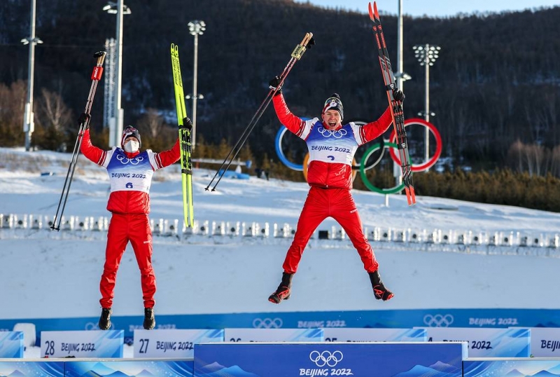 Упал, встал и победил.
Лыжник Большунов выиграл олимпийское золото в скиатлоне