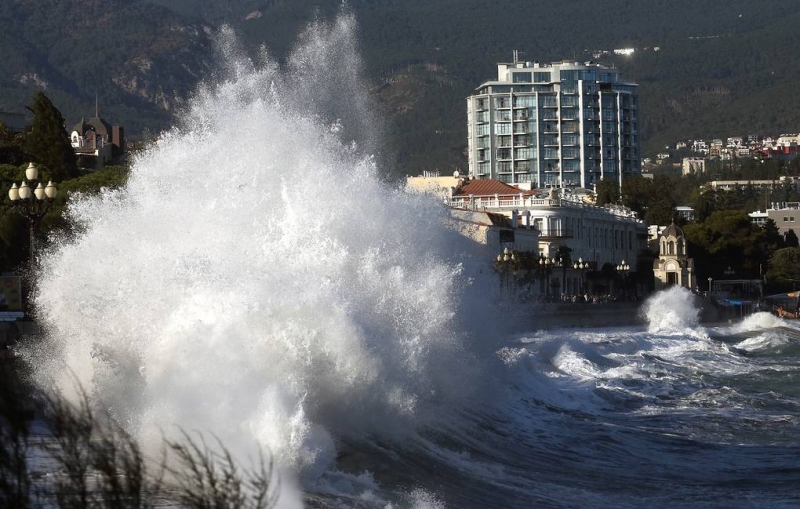 В Ялте объявили штормовое предупреждение