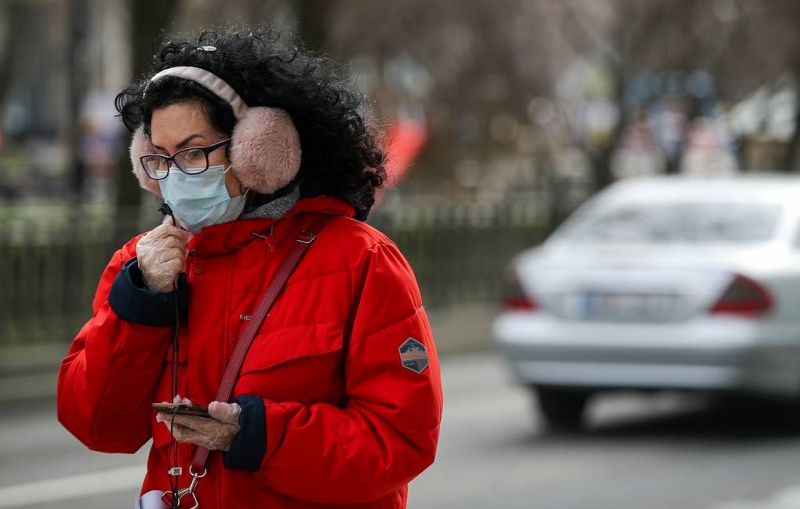 В МЧС посоветовали не носить защитную маску на улице

