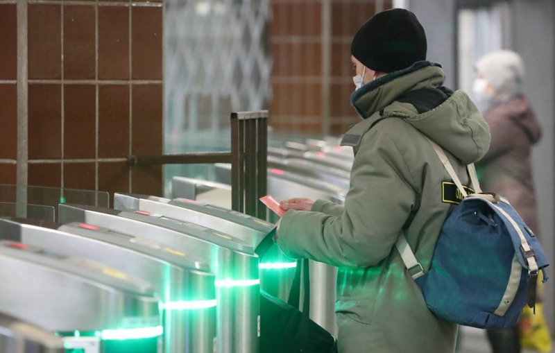 В Москве пассажиры проходят в метро без проверки пропусков