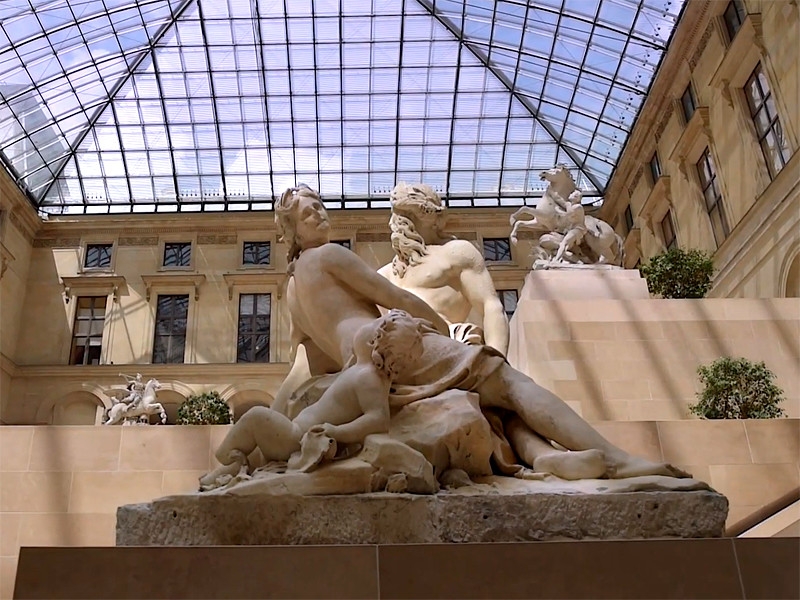 В Париже снова открыли для посетителей Лувр