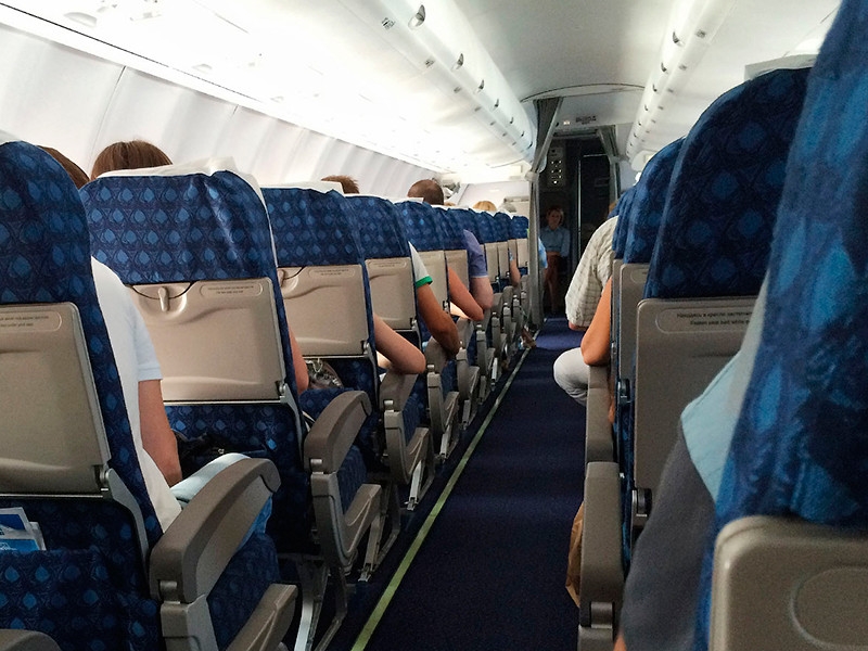 В самолетах будущего граждане будут летать в масках, но пустых кресел между пассажирами не будет