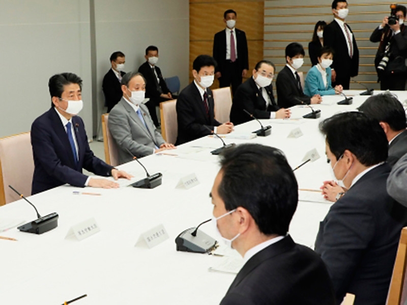 В семи районах Японии до 6 мая введен режим чрезвычайной ситуации, но тотального карантина не будет