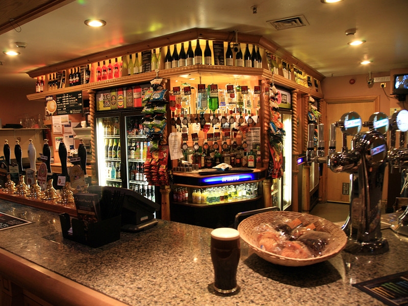 В Великобритании распорядились немедленно закрыть все рестораны, пабы, спортзалы и кинотеатры